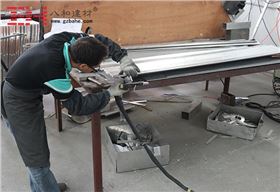 【專注】八和建材造型鋁單板燒焊工人的工作態度