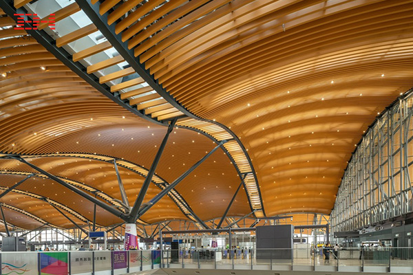 弧形鋁方通打造珠澳大橋香港口岸旅檢大樓穹頂裝飾03.jpg 弧形鋁方通打造珠澳大橋香港口岸旅檢大樓穹頂裝飾03.jpg
