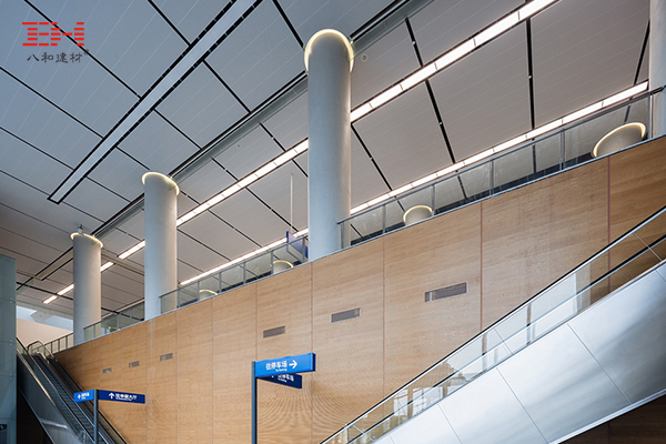 室內沖孔吸音鋁單板吊頂案例，港珠澳大橋珠海口岸大樓室內天花